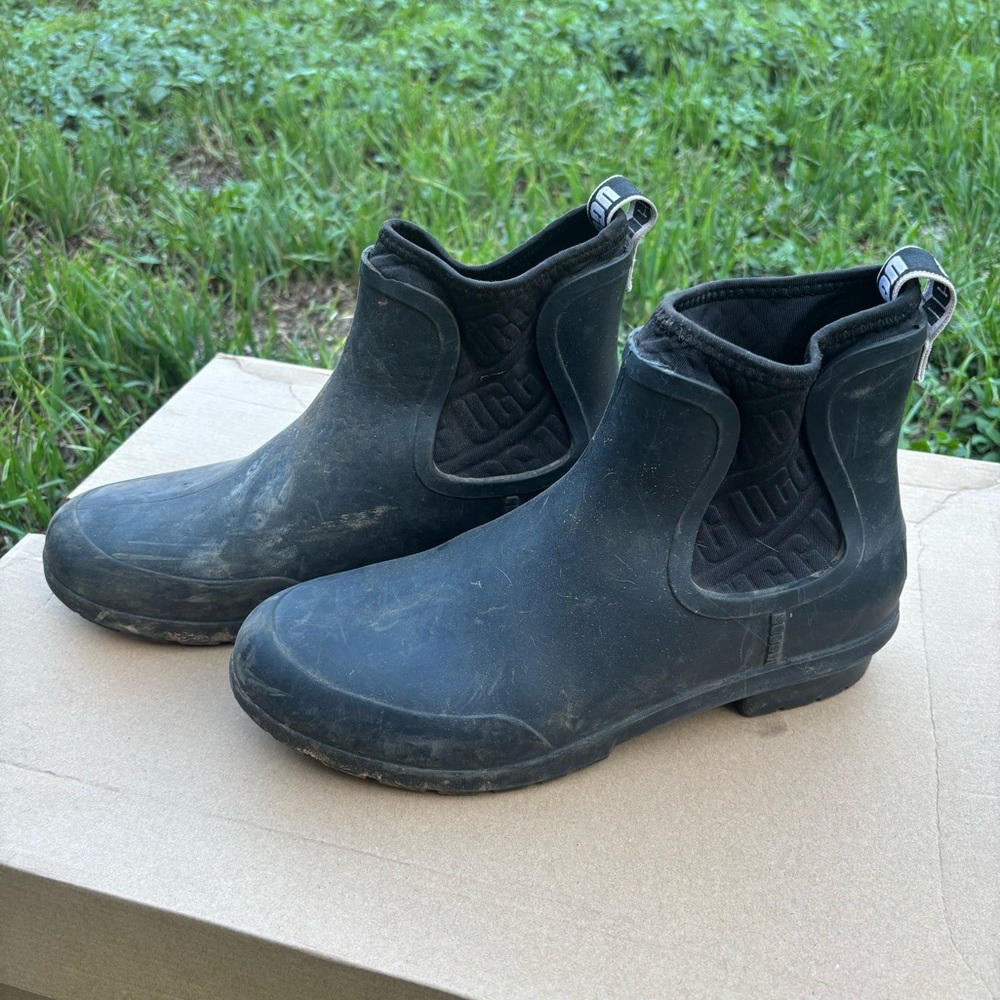 (USED) UGG Black Waterproof Rubber Chelsea Rain Boots